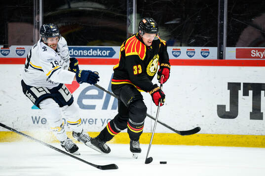 HV71s Niklas Hansson och Brynäs Jakob Silfverberg