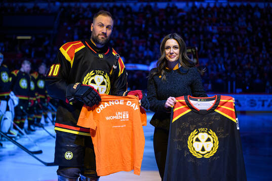 Brynäs Johan Larsson mottar en tröja från UN Women