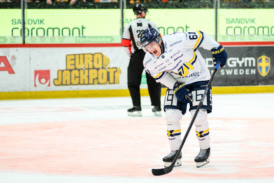 i251129 HV71s Axel Rindell har ont