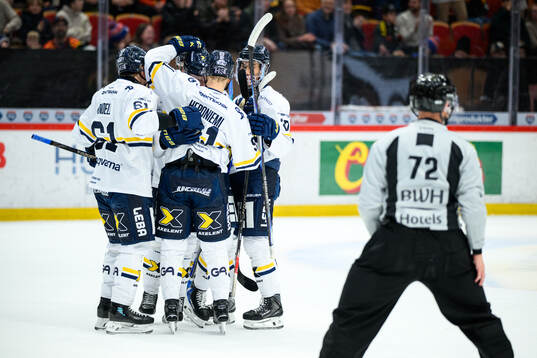 HV71s Hugo Pettersson jublar med lagkamrater