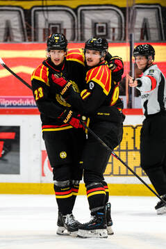 Brynäs Oskar Lindblom och Kieffer Bellows jublar