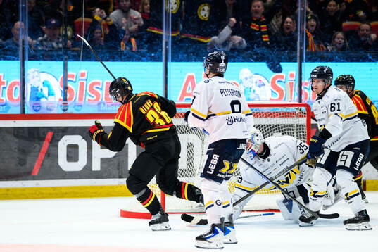 Brynäs Linus Ölund jublar