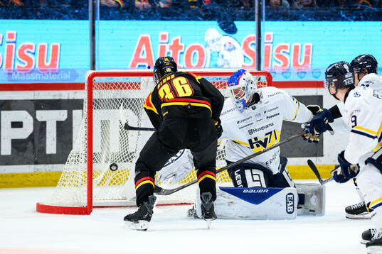 Brynäs Linus Ölund och HV71s målvakt Olof Glifford