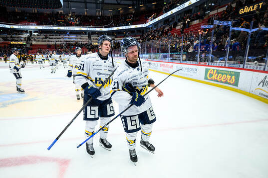 HV71s Axel Rindell och Mattias Tedenby deppar