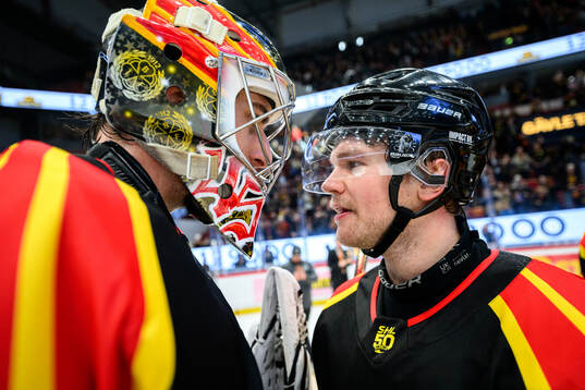 Brynäs målvakt Damian Clara och Axel Andersson jublar