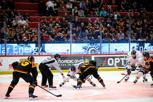 HV71s Justin Glenn Kloos och Brynäs Johan Larsson