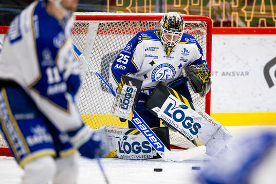 Leksands målvakt Robin Christoffersson värmer upp