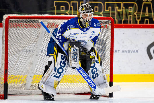Leksands målvakt Robin Christoffersson värmer upp