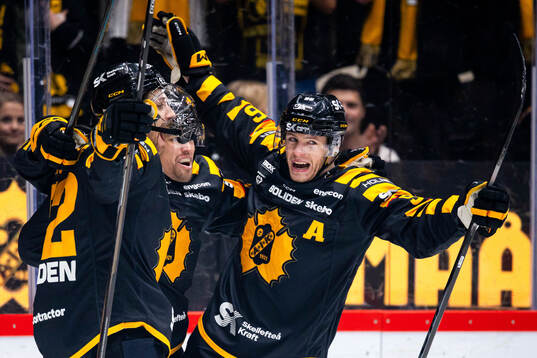 Skellefteås Arvid Lundberg och Rickard Hugg jublar