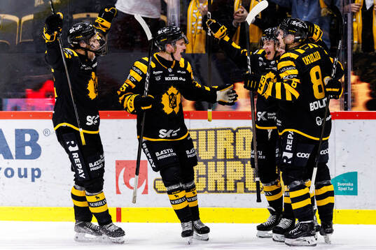 Skellefteås Zeb Forsfjäll jublar med lagkamrater