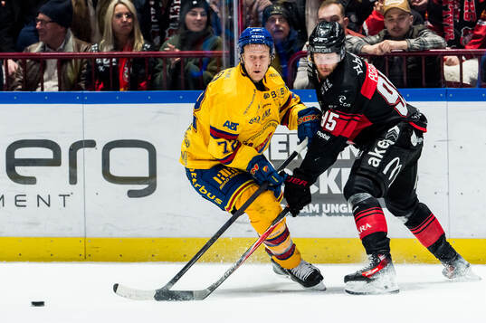 Djurgårdens Jesse Ylönen och Malmö Redhawks Carl Persson