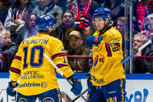 Djurgårdens Oliver Kylington och Gustav Lindström jublar