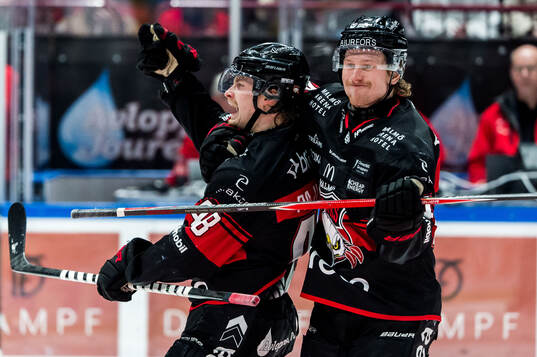 Malmö Redhawks Lauri Pajuniemi och Robin Salo jublar