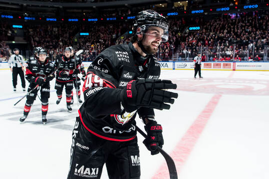 Malmö Redhawks Seth Barton jublar