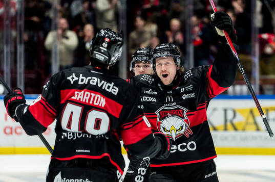 Malmö Redhawks Seth Barton och Robin Salo jublar