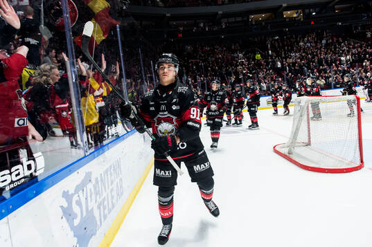 Malmö Redhawks Axel Sundberg jublar