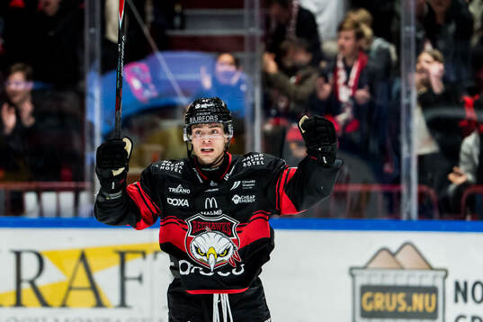 Malmö Redhawks Isac Born jublar