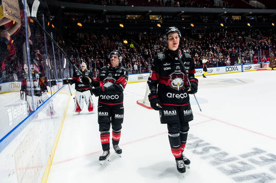 Malmö Redhawks Topi Niemelä och Fredrik Händemark jublar