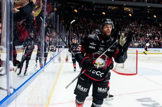Malmö Redhawks Carl Persson jublar