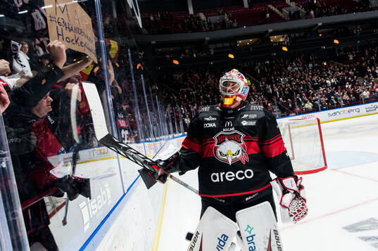Malmö Redhawks målvakt Marek Langhamer jublar