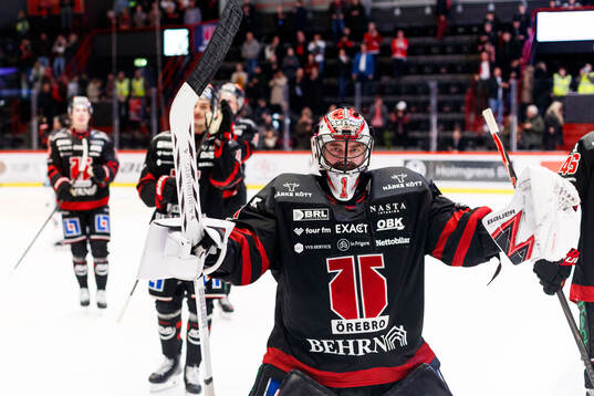 Örebros målvakt Jhonas Enroth jublar