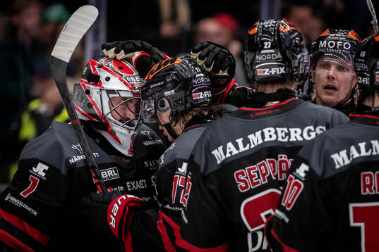 Örebros målvakt Jhonas Enroth jublar med William Wikman