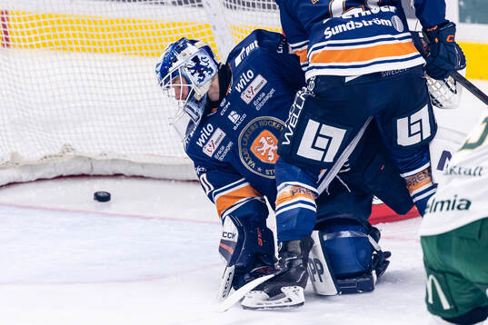 Växjös målvakt Adam Åhman deppar
