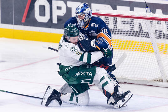 Färjestads Joakim Nygård krockar med Växjös målvakt