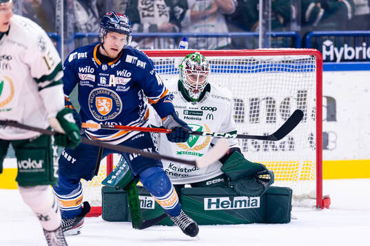 Växjös Ludvig Nilsson och Färjestads målvakt Emil Larmi