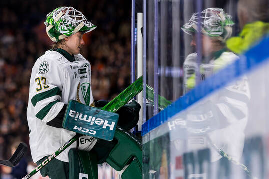 Färjestads målvakt Emil Larmi deppar