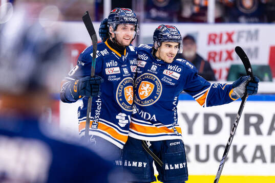 Växjös Zachary Giuttari och Felix Robert jublar
