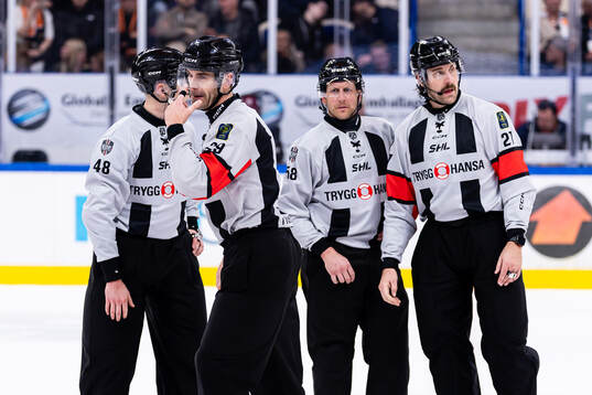 domare Richard Magnusson, linjedomare Rickard Nilsson och
