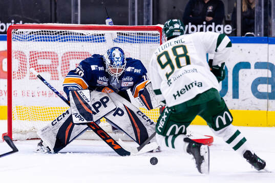 Växjös målvakt Adam Åhman och Färjestads Marian