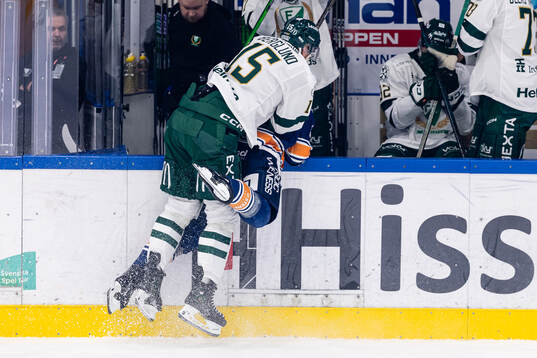 Färjestads Jack Berglund tacklar Växjös Kalle Kratz