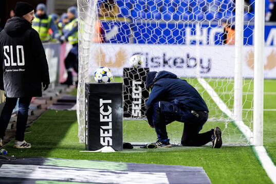 Vaktmästare lagar nätet i ett av målen
