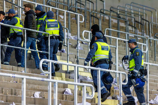 Ordningsvakter tömmer IFK Norrköpings läktare