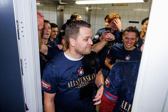 Örgrytes tränare Andreas Holmberg jublar