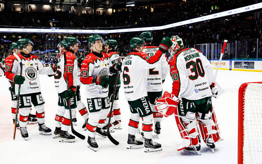 Frölundas spelare tackar målvakt Tobias Normann