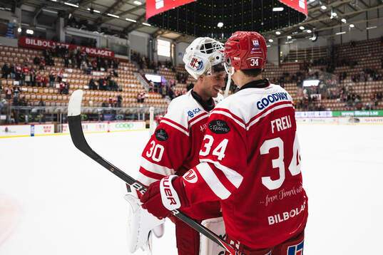 Timrås målvakt Jacob Johansson och Alfons Freij jublar