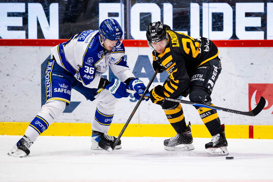 Leksands Stefan Milosevic och Skellefteås Oscar Lindberg i