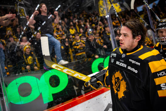 Skellefteås målvakt Strauss Mann jublar
