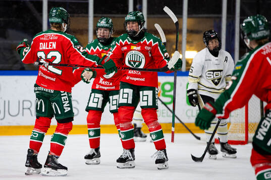 Frölundas Andrea Dalen jublar ihop med Hanna Olsson