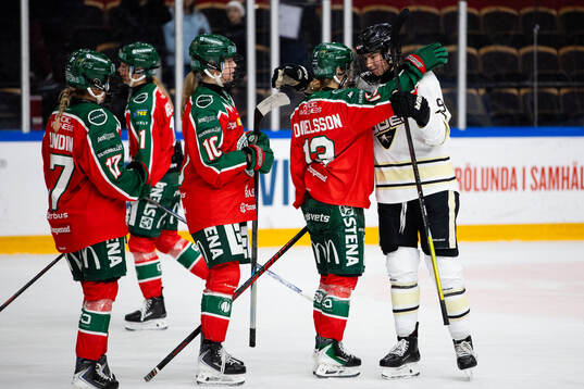 Frölundas Edit Danielsson och SDEs Alva Johnsson kramar om