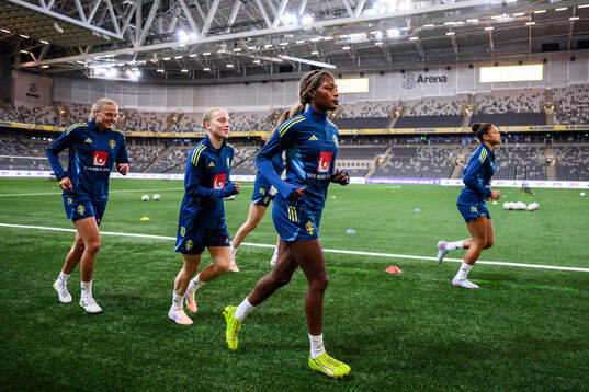 Elma Junttila Nelhage, Anna Sandberg and Evelyn Ijeh of the