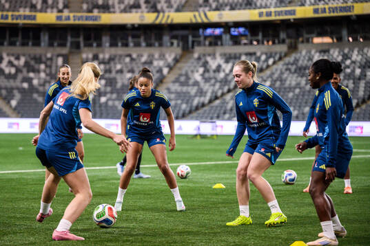 Felicia Schröder and Alice Bergström of the Swedish