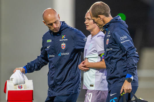 Physio Per-Otto Ringstad, Caroline Graham Hansen and doctor