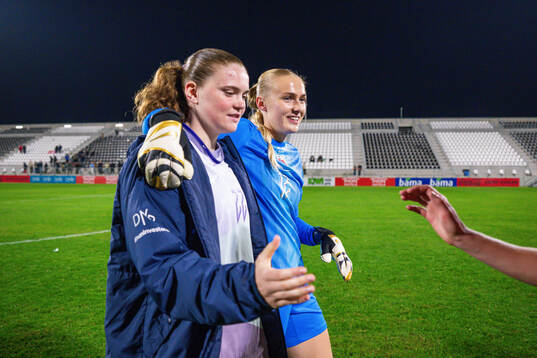 Signe Gaupset and goalkeeper Selma Panengstuen of Norway