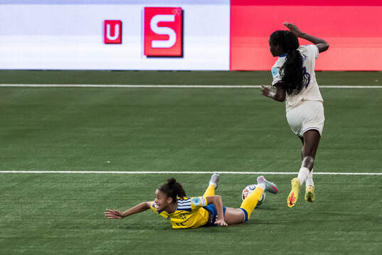 Felicia Schröder of Sweden and Thiniba Samoura of France