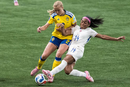 Smilla Holmberg of Sweden and Perle Morroni of France