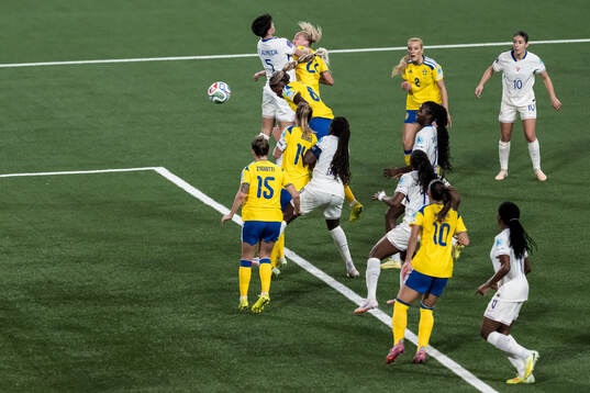Evelyn Ijeh of Sweden scores the 1-1 goal